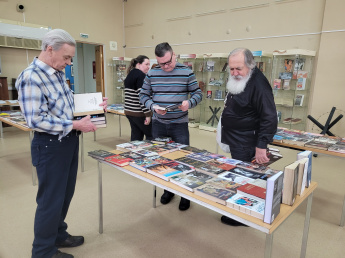 Выставка книжных новинок «Читай, город!»