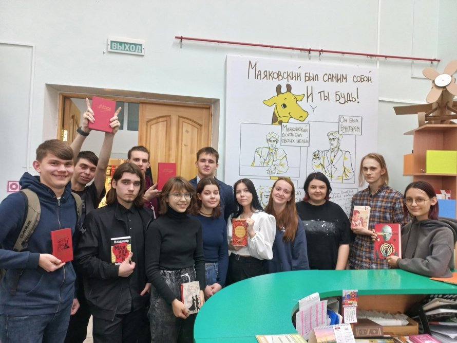 Активисты молодежной кафедры изготовили новый арт-объект в библиотеке