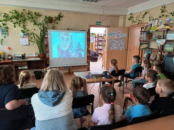 «На рассвете, когда ещё спали дети».