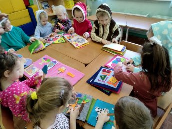 Эти книги читают руками