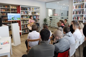 Встреча с автором «Радуется солнцу земля» 