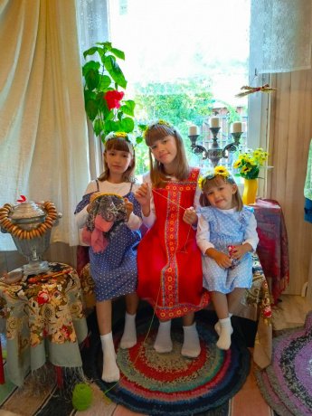 А к нам Аист прилетел! «Три девицы под окном»
