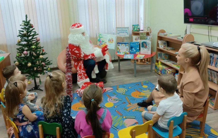 Дед Мороз читает книгу 