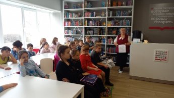 Летят над миром журавли